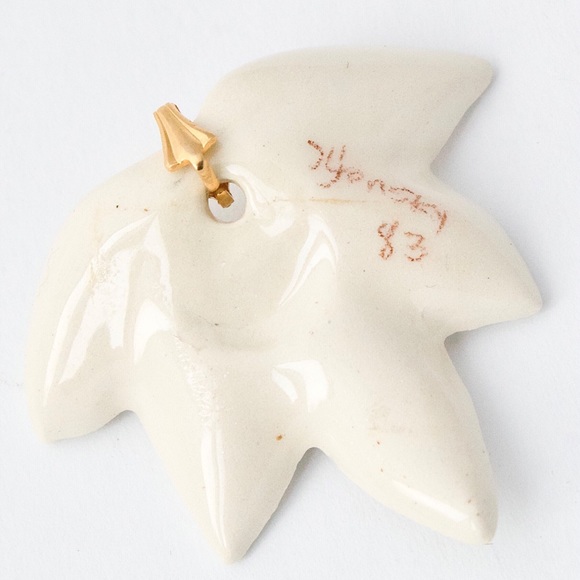 Vintage Helen Yonsky Ceramic Leaf with Grasshopper Necklace Pendant 1980s - Picture 5 of 5